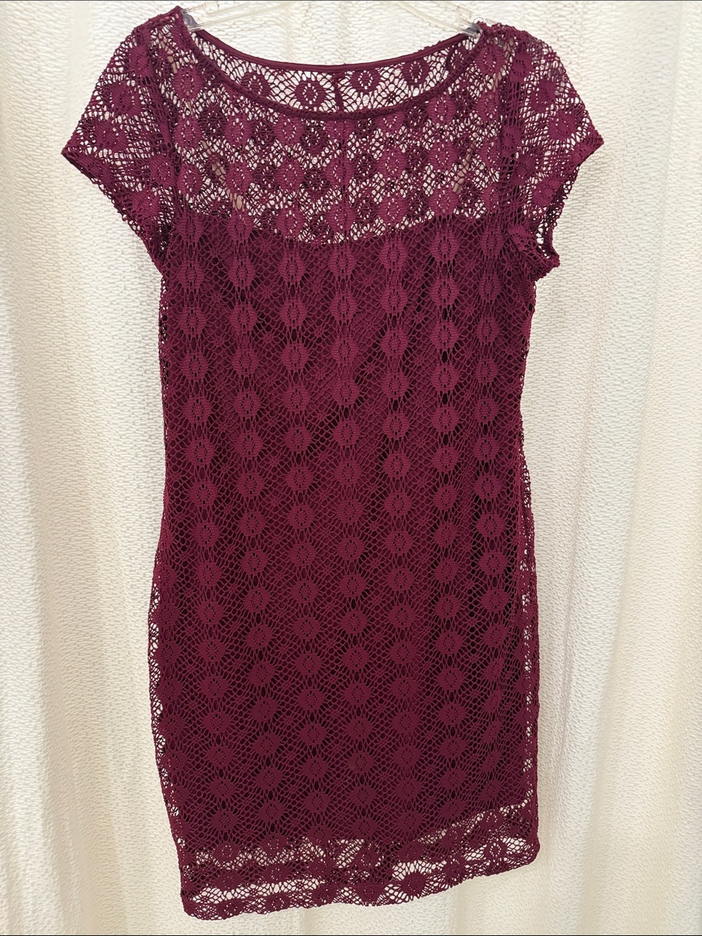 Women's Lace Shift Dress - Burgundy